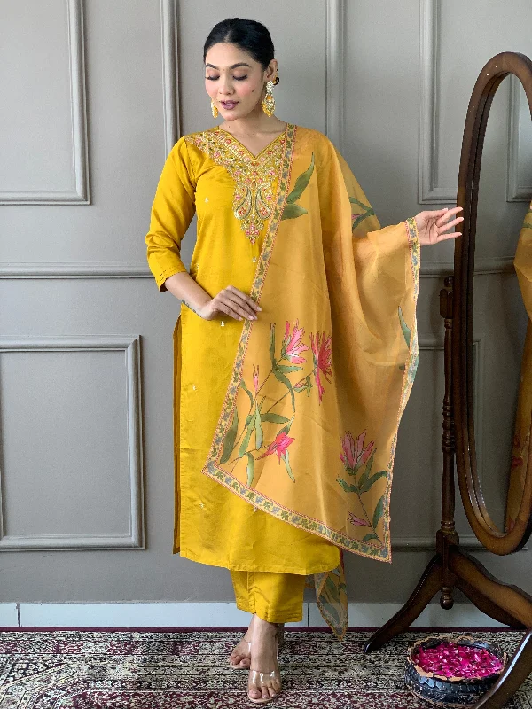 Women Round Neck Embroidered Work, Chanderi Fabric Kurta & Pant With Dupatta Set - Taantav Chic Capri Pants