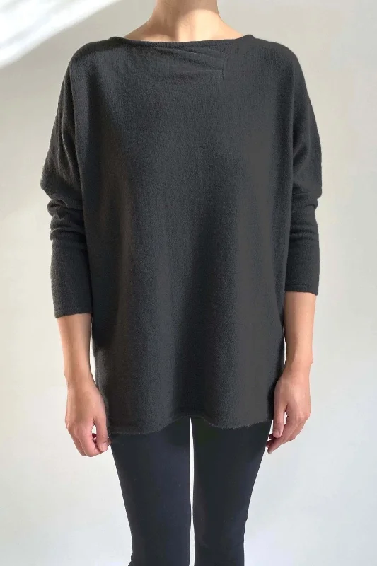 Boxy boat neck cashmere jumper in black